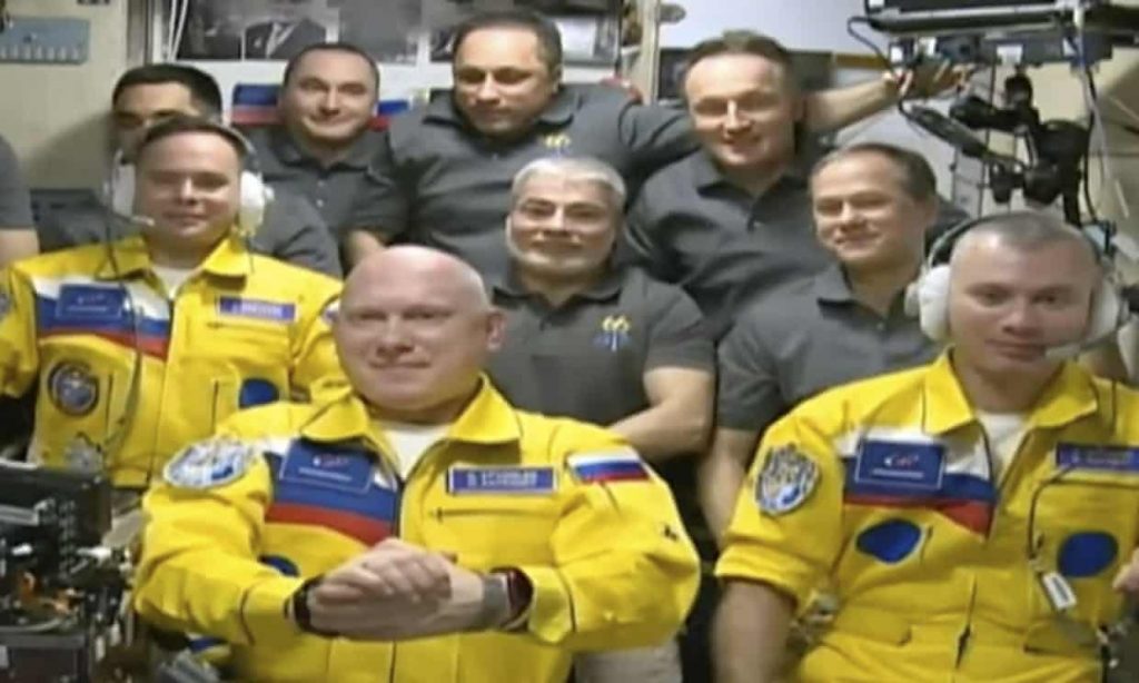 Russian cosmonauts board ISS with colours from Ukraine flag
