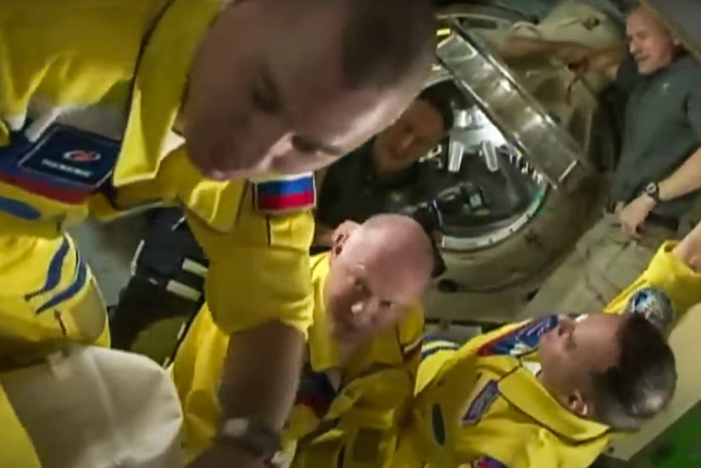 Russian cosmonauts board ISS with colours from Ukraine flag