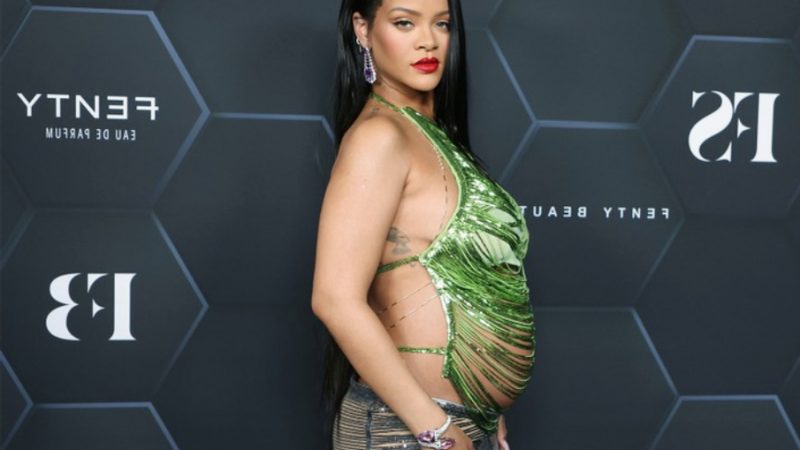 Rihanna to headline