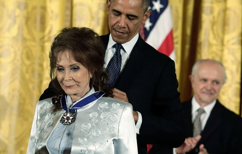 Presidential Medal of Freedom to Loretta Lynn in 2013