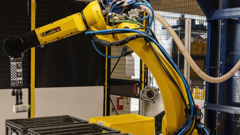 Amazon's latest robot picker